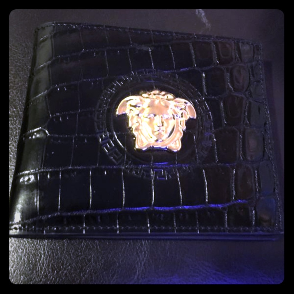New w/tag authentic Versace mens wallet, alligator
